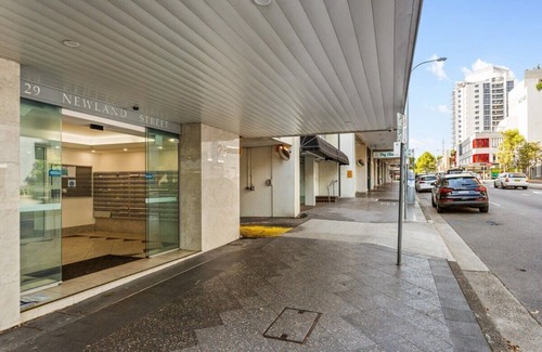 Bondi Junction Apartment | Chic Studio with a Pool and Moments from Shop