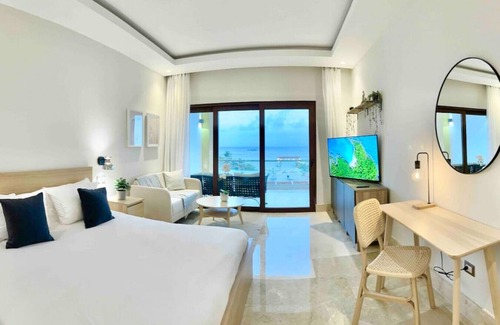 Samana Apartment | Chic Studio with King size Bed, Balcony with Spectacular Bay View, Pool, Full AC