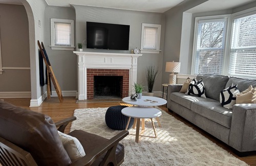 Northampton House | Chic & Stylish 2BR Hideaway - STL Zoo & Aquarium