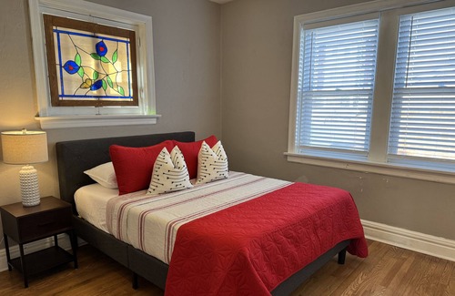 Northampton House | Chic & Stylish 2BR Hideaway - STL Zoo & Aquarium
