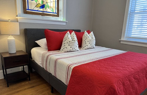 Northampton House | Chic & Stylish 2BR Hideaway - STL Zoo & Aquarium