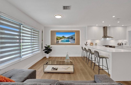 Plantation House | Chic + Upscale + Heated Pool 🏊‍♂️ Firepit, 15 min FLL, Beach, Downtown/Las Olas