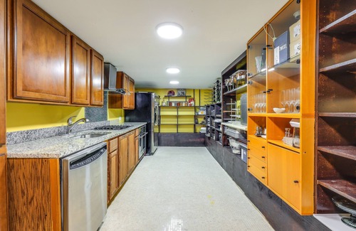 North Springfield House | Chic Virginia Getaway - Deck, Near National Harbor