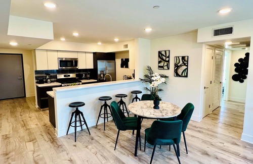 Westwood House | Chic Westwood Century City 2 BR Apt, w/Parking!