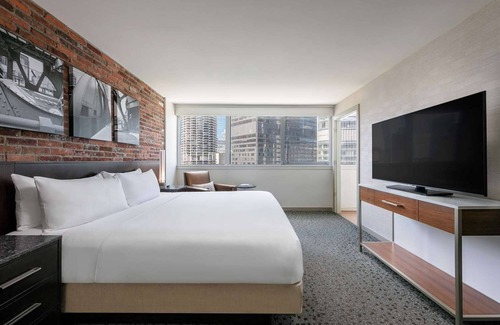 Downtown Chicago Resort | Chicago's Best Kept Secret! Pets Allowed, Near The River Theater and Aon Center