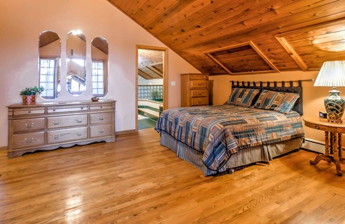 Stambaugh House | Chicagon Lakefront Cabin: Private Sauna & Dock with Rowboat - Near Ski Brule