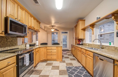 Pointblank House | Chick & Modern Getaway Ranch - Lake Livingston View!