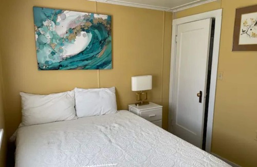Rockaway Beach Cottage | Chickadee Camp- Original RR cabin, light & bright