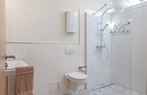 Schalkenmehren Apartment | Chicken coop with balcony and view of the Maar for 1-2 persons. - Hof Krebs, vacation apartments