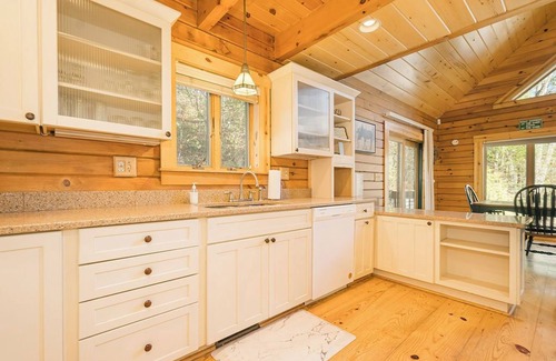 Farmington Cabin | Chief Nemacolin's Lodge | 3BR, 3BA, Hot Tub, Fireplace, Private & Spacious, Sleeps 14!