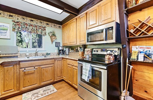 Fish Camp Cabin | Chief Peak cabin near Yosemite with deck, nature views & full kitchen