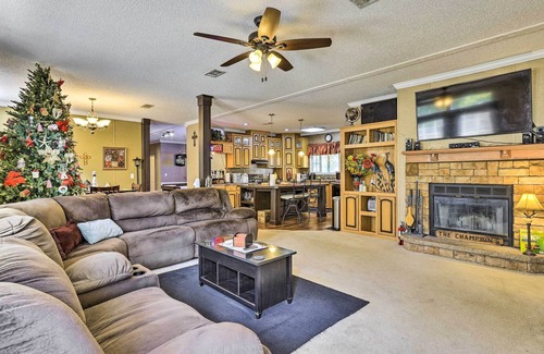 Manattee Road House | Chiefland Home ~ 4 Mi to Suwannee River!