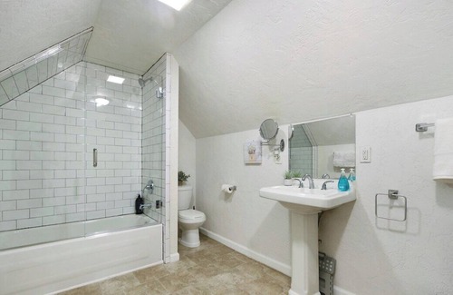 Aspinwall House | Child Friendly, Parking, King Bed, 15 min to DT