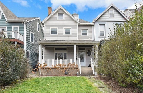 Aspinwall House | Child Friendly, Parking, King Bed, 15 min to DT