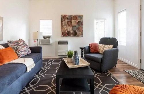 Downtown Redlands Apartment | Chill · Charm · Deluxe Duplex · 节省每月住宿费用