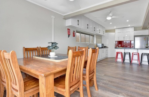 Cessnock Apartment | Chillout with Pool in Hunter Valley & Wineries - FREE WiFi - Swimming Pool - Wineries - Concerts - HV Gardens & Zoo