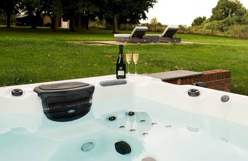 Princes Risborough House | Chilterns Countryside Hideaway with Hot Tub| Pass the Keys