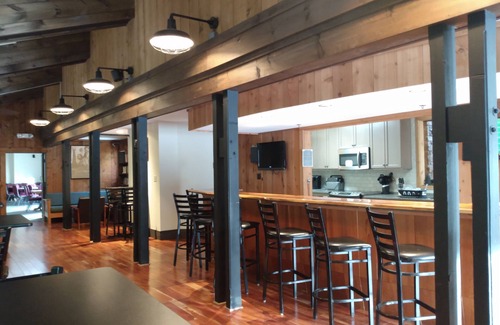 Wilmington Ski Chalet | Chimney Hill resort mountain home w/clubhouse-heated pools, great lake & trails