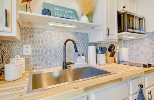 Chincoteague Apartment | Chincoteague Apartment w/Deck: Walk to Waterfront