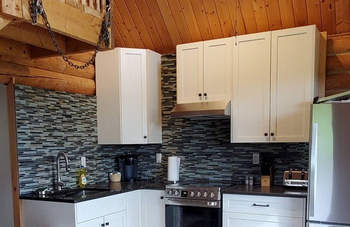 Rocky Mountain House Cabin | Chip's Cabin is private w/views of horses, mountains, nearby trails