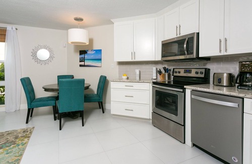 Seven Mile Beach Condo | Christmas AVAIL! Renovated, King Bed, 65" TV, fully stock ktchn Cayman Reef 17