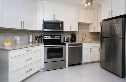 Seven Mile Beach Condo | Christmas AVAIL! Renovated, King Bed, 65" TV, fully stock ktchn Cayman Reef 17