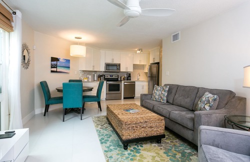 Seven Mile Beach Condo | Christmas AVAIL! Renovated, King Bed, 65" TV, fully stock ktchn Cayman Reef 17
