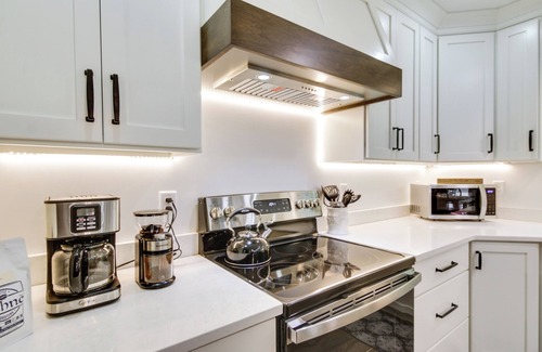 Snow Hill Cottage | ‘Christy's Cottage’ w/Hot Tub - 2 Mi to Beach!