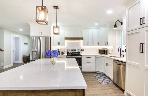 Snow Hill Cottage | ‘Christy's Cottage’ w/Hot Tub - 2 Mi to Beach!