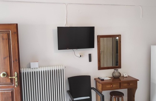 Monemvasia Apartment | Chrysoula’s Welcoming Triple Room with Yard