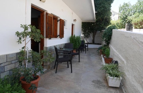 Monemvasia Apartment | Chrysoula’s Welcoming Triple Room with Yard