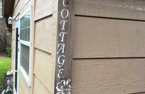 Placerville Cottage | CHUCKELLI FARM's COZY COTTAGE
