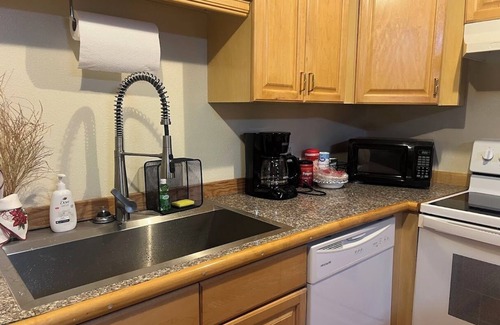 Anchorage Ski Chalet | Chugiak Forest Home Family & Pet Friendly Easy going Host