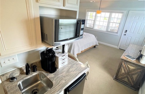 Crystal Coast Condo | Church Street #7 -Cozy 1-bedroom condo in charming downtown Swansboro