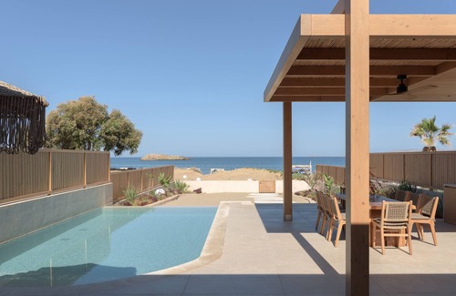 Karteros Villa | Cicada Thea Suite, Elegant Beach Living