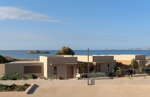 Karteros Villa | Cicada Theros Suite, Elegant Beach Living