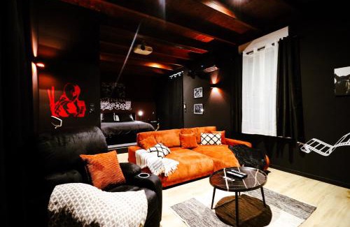 La Force Apartment | Cinéma privé - Movie Night Loft