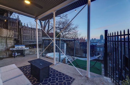 Mount Auburn House | Cincinnati Home, Patio w/Downtown Views!