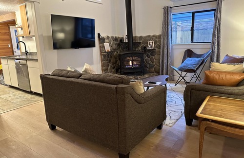 River West Cottage | Cinder Cone - Salt Hot Tub, Gas Fireplace, 100+ Mbps Wifi, Bikes, Very Walkable!