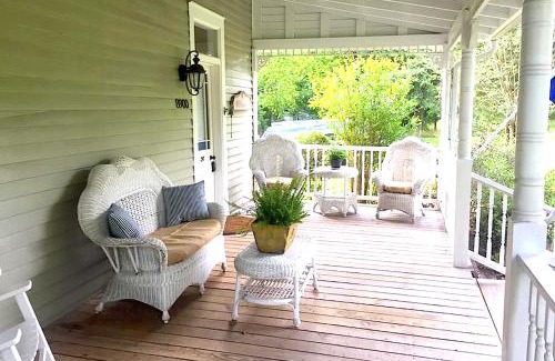 Chappell Hill House | Circa 1900 - Historic - Romantic - Private - Pond - Fenced Yard - The Cottage at Chappell Hill