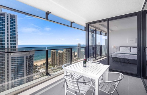 Surfers Paradise Apartment | Circle on Cavill Ocean View
