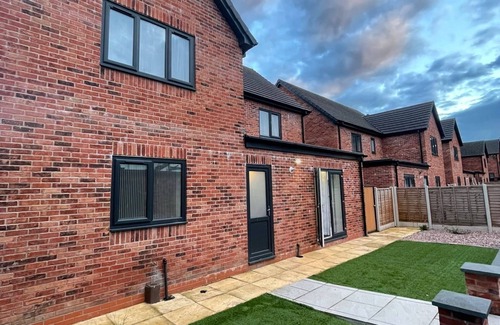 Tunstall House | Citrine Suite 4 Bed House in Stoke on Trent