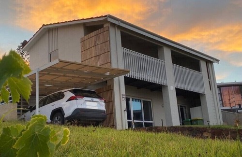 City Beach House | City Beach Home - Dazzling Ocean Views Sleeps 9
