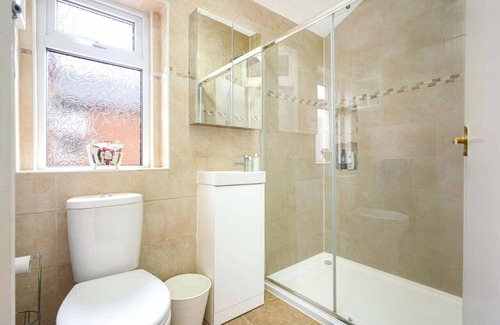 Northampton House | City Centre House - Parking, Fast Wi-Fi & SmartTVs
