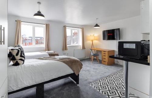 Middlesbrough Apartment | City Centre Studio 9 with Kitchenette, Free Wifi and Smart TV with Netflix by Yoko Property