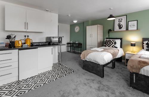 Middlesbrough Apartment | City Centre Studio 9 with Kitchenette, Free Wifi and Smart TV with Netflix by Yoko Property