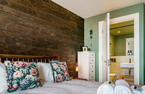 Belfast Apartment | City Centre Top Floor w Balcony Sunset Views Pass the Keys