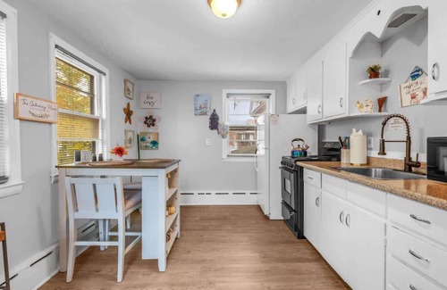 Hartford Apartment | City Charm Walk to Trinity & Hospital with Parking
