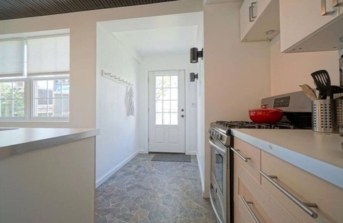 Pittsburgh House | City Cottage with Yard Sleeps 8