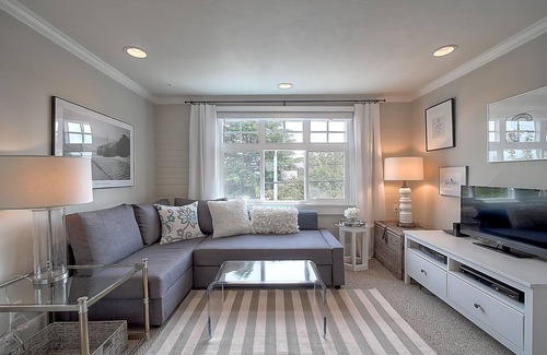 Fremont Apartment | City Haven: Blocks to Zoo, Steps to Downtown Express Bus